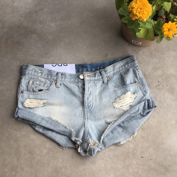BDG Pants - 🌻BDG Brand New Size 28W Distressed Jean Shorts
